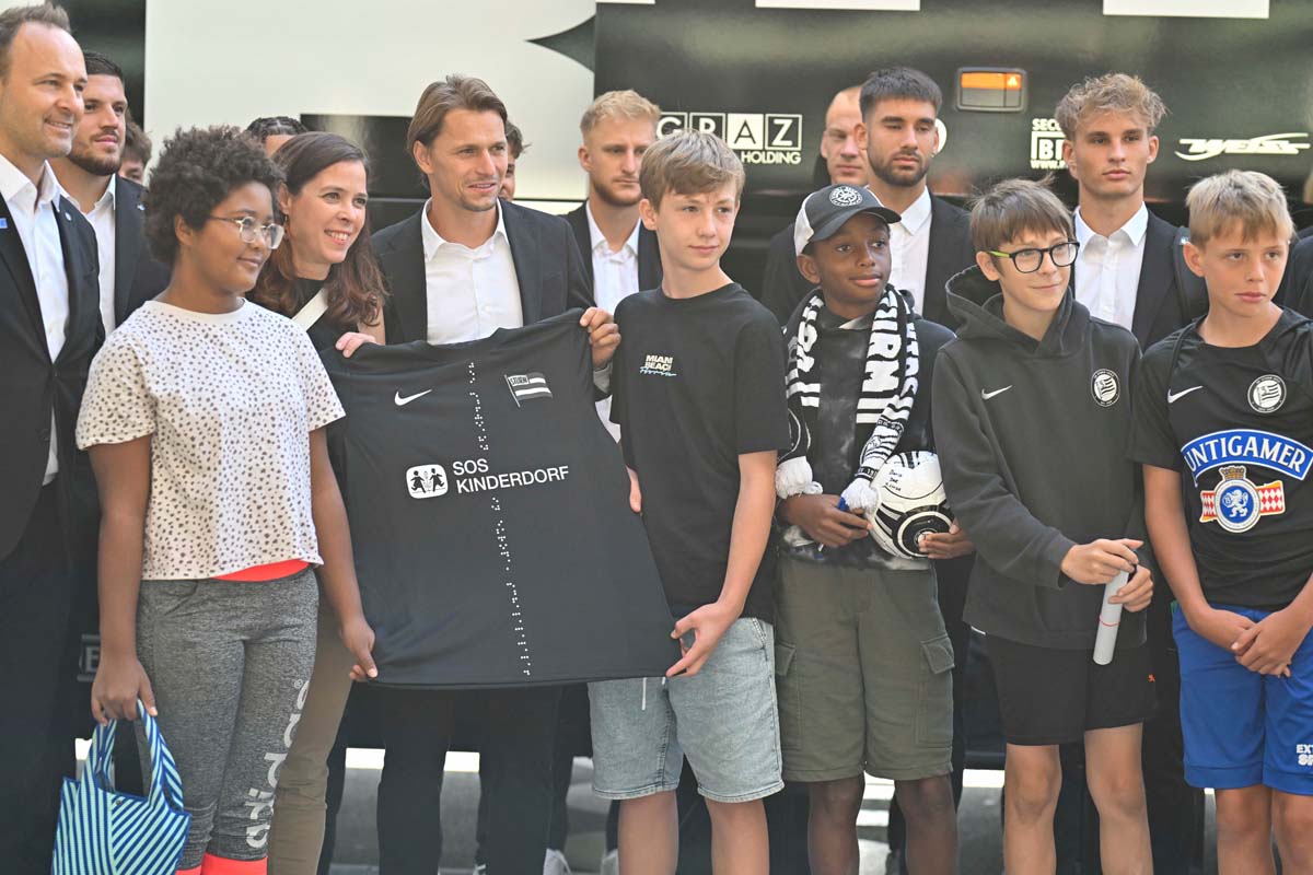 Gruppenfoto Sturm Graz Trikot Präsentation