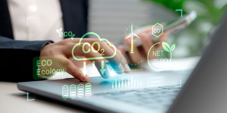 Fotomontage: Tippen auf Tastatur mit Symbolen von Klimaschutz im Vordergrund