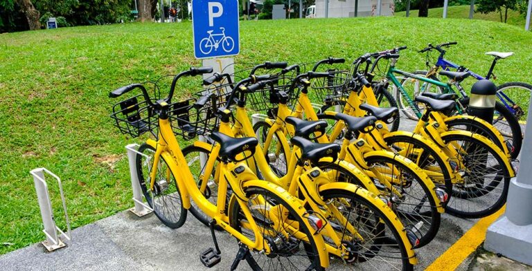 Fahrräder zur Leihe an einem Fahrradstand